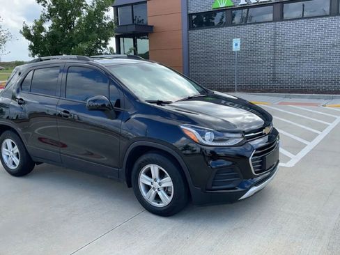 Used 2021 Chevrolet Trax LT w/ LT Convenience Package FWD image 4