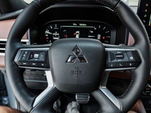 Used 2025 Mitsubishi Outlander SEL image 11