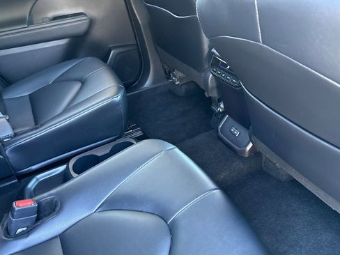 Used 2024 Toyota Highlander XLE image 29