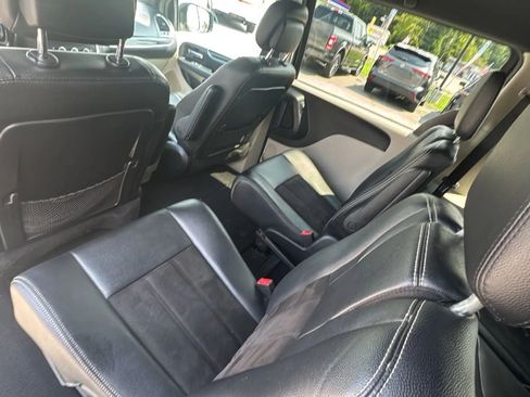 Used 2020 Dodge Grand Caravan SXT FWD image 21
