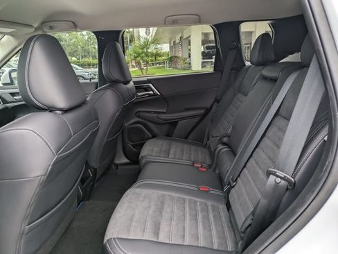 Used 2024 Mitsubishi Outlander SE AWD/4WD image 14