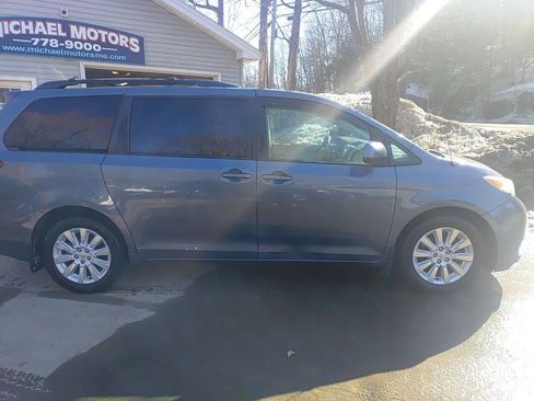 Used 2013 Toyota Sienna LE w/ Towing Pkg image 4