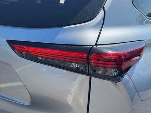 Used 2022 Toyota Highlander XLE AWD/4WD image 13