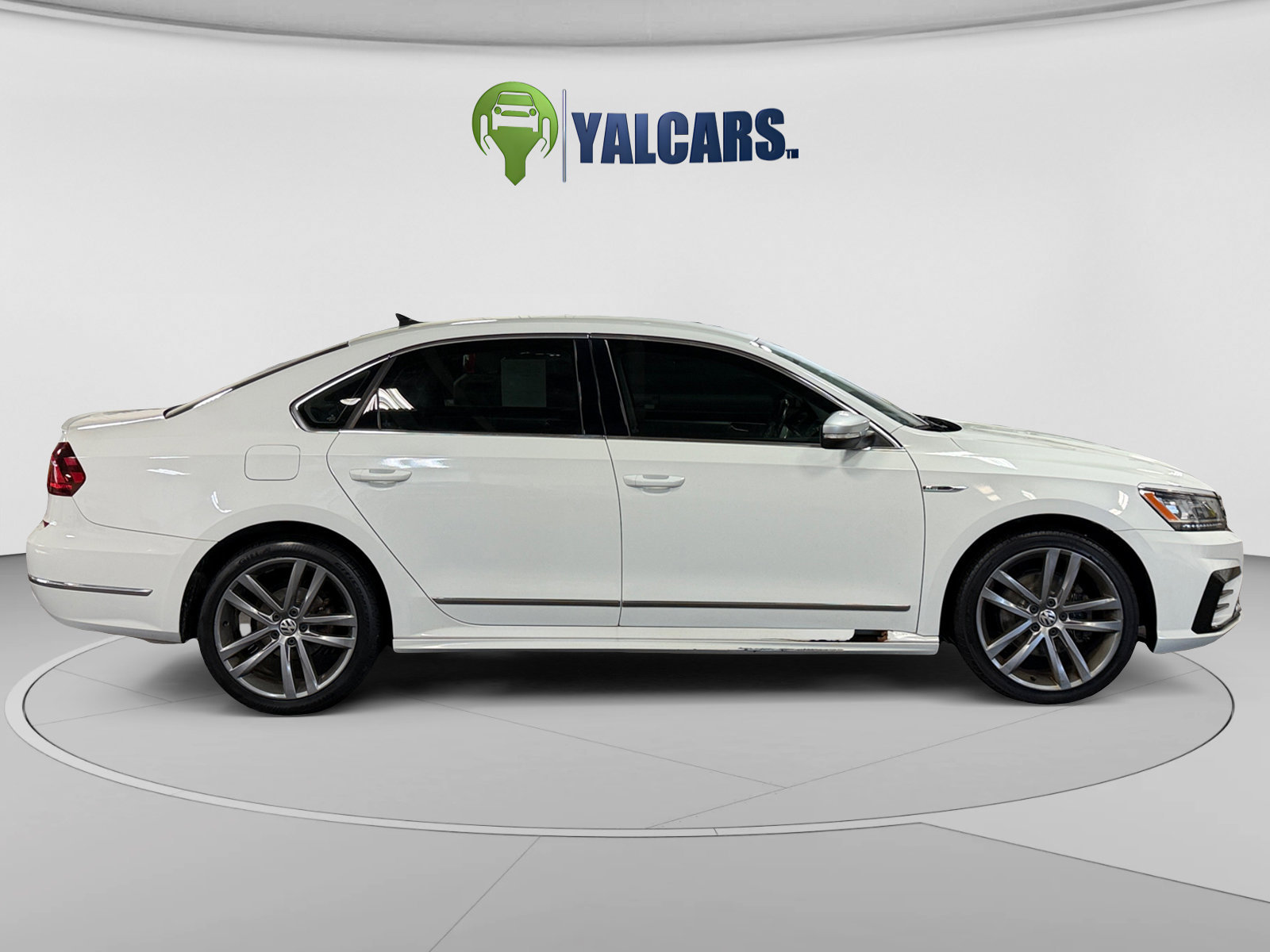 Used 2017 Volkswagen Passat 1.8T R-Line w/ R-Line Lighting Package FWD image 6