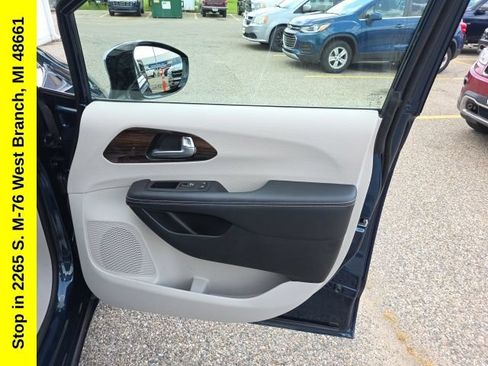 Used 2023 Chrysler Pacifica Limited FWD image 45