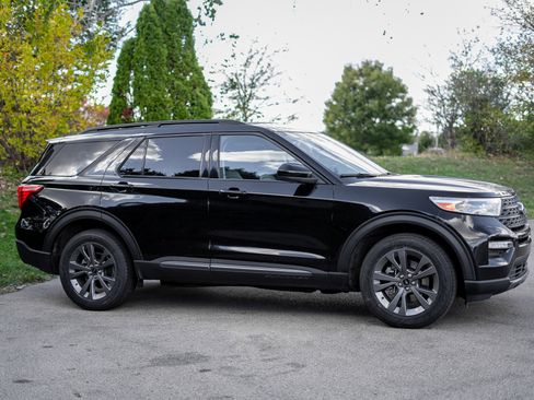 Used 2023 Ford Explorer XLT w/ Equipment Group 202A image 4