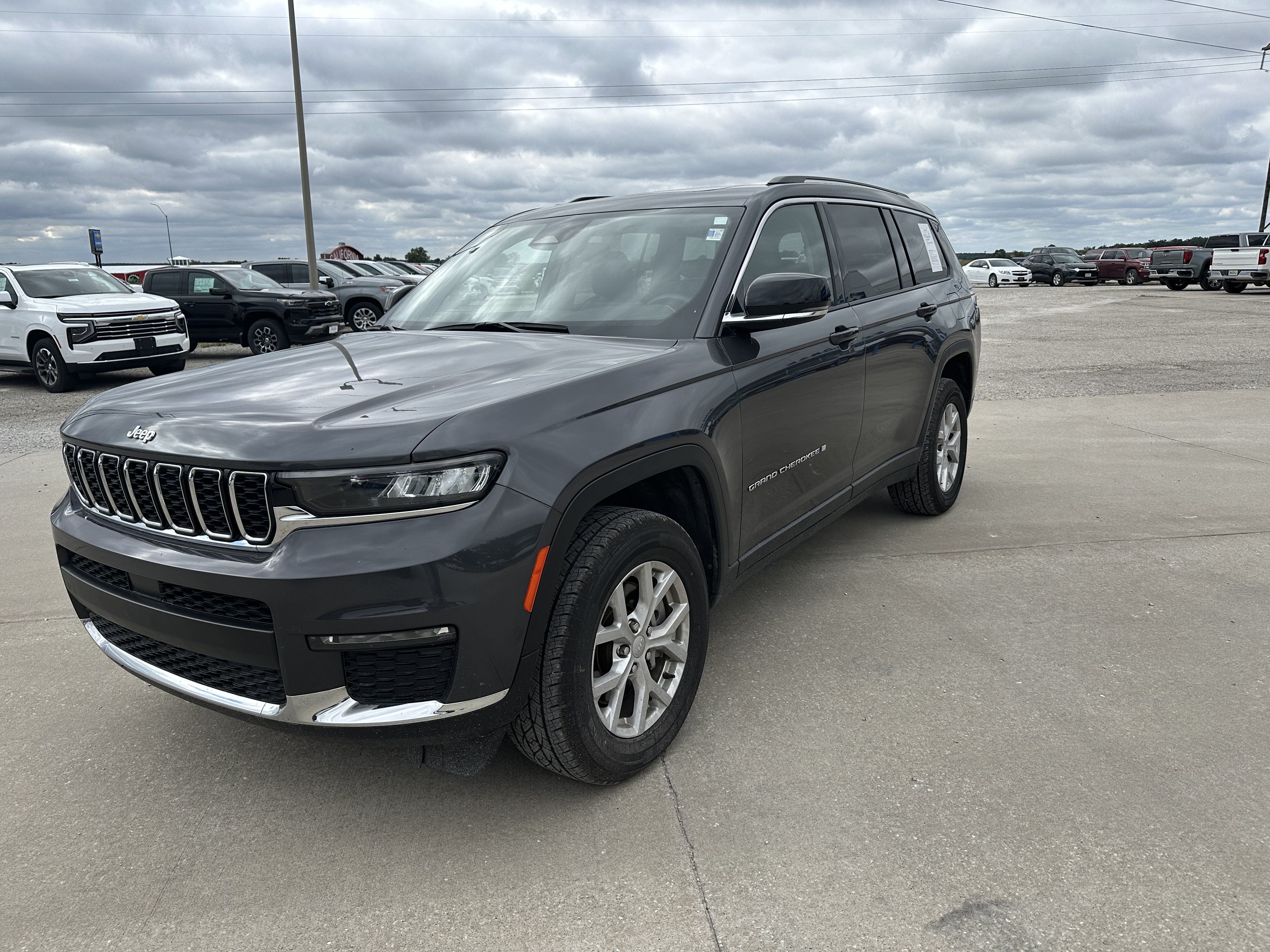 Used 2023 Jeep Grand Cherokee L Limited AWD/4WD image 3