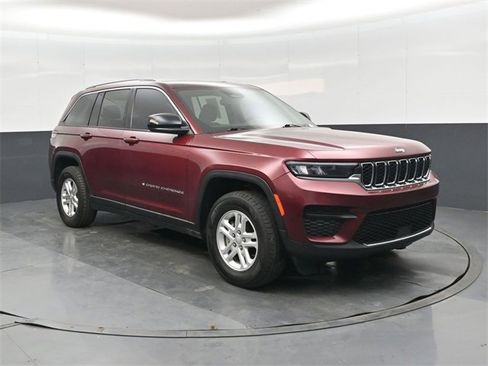 Used 2023 Jeep Grand Cherokee Laredo image 1