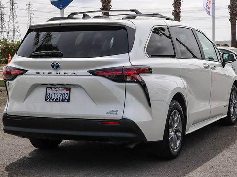 Used 2021 Toyota Sienna XLE w/ XLE Plus Package FWD image 7