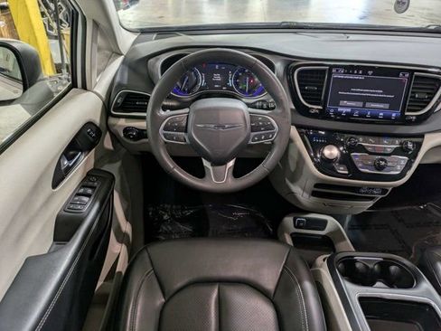 Used 2023 Chrysler Pacifica Touring-L FWD image 18