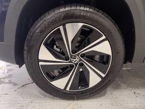 New 2026 Volkswagen Taos SE image 5