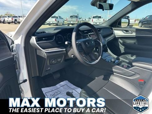 Used 2024 Jeep Grand Cherokee Limited w/ Luxury Tech Group II AWD/4WD image 16