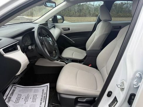 Used 2025 Toyota Corolla Cross L FWD image 3