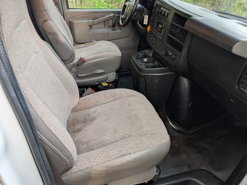 Used 2017 Chevrolet Express 3500 Extended image 16