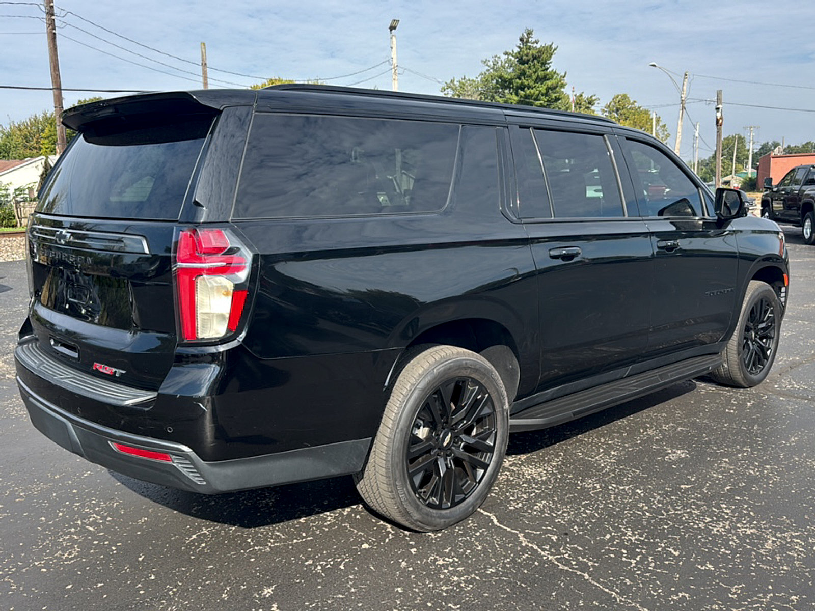 Used 2022 Chevrolet Suburban RST w/ Luxury Package AWD/4WD image 4