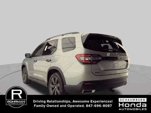 Used 2025 Honda Pilot Sport image 3