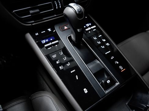 Used 2024 Porsche Macan S AWD/4WD image 15