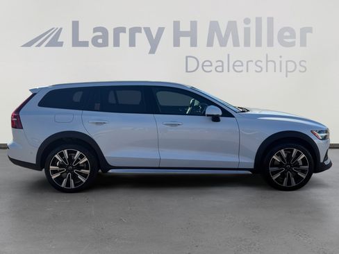 Used 2025 Volvo V60 B5 Cross Country Ultra AWD/4WD image 6