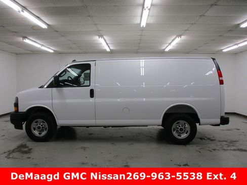 New 2025 GMC Savana 3500 image 2