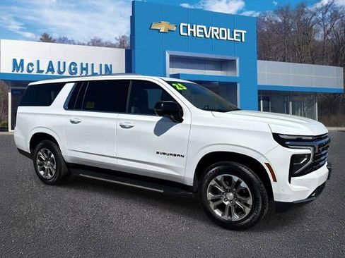 Certified 2025 Chevrolet Suburban LT w/ Comfort Package AWD/4WD image 4