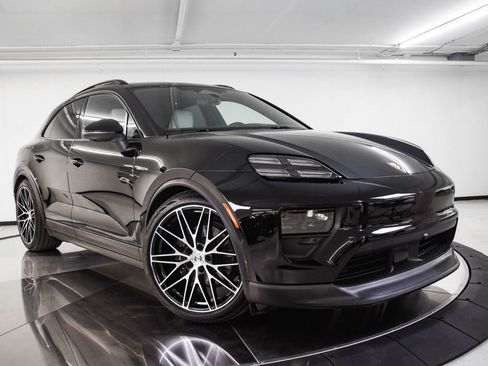 Certified 2025 Porsche Macan Electric image 9