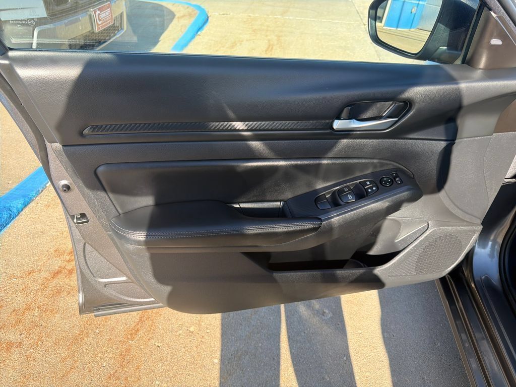 Used 2025 Nissan Altima 2.5 SV FWD image 10