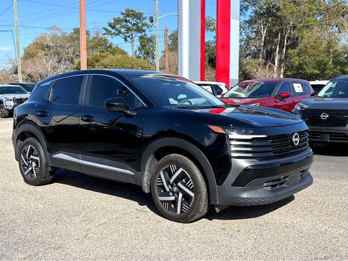 Used 2025 Nissan Kicks SV image 1