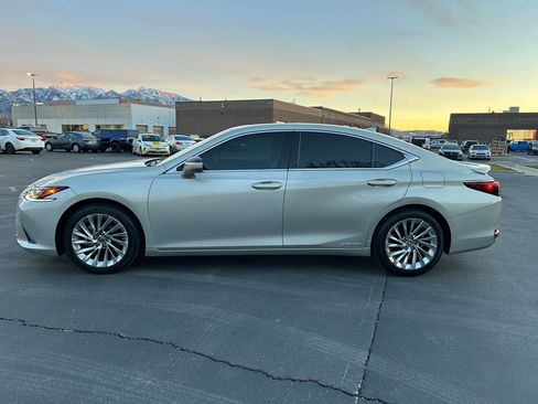 Used 2021 Lexus ES 300h Ultra Luxury image 2