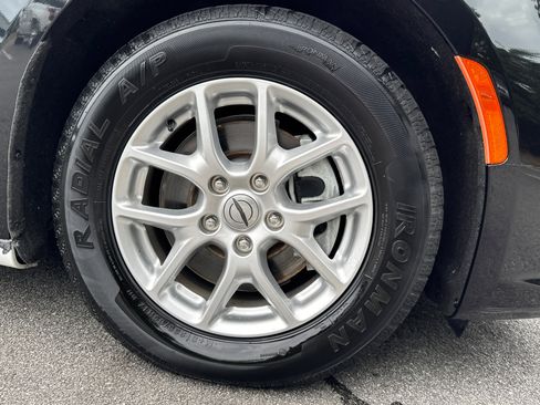 Used 2023 Chrysler Pacifica Touring-L FWD image 14