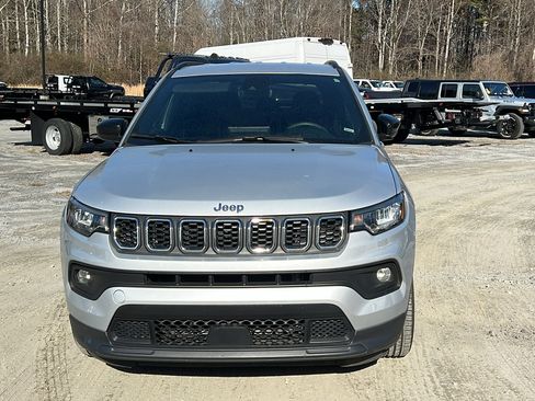 Used 2024 Jeep Compass Latitude image 3