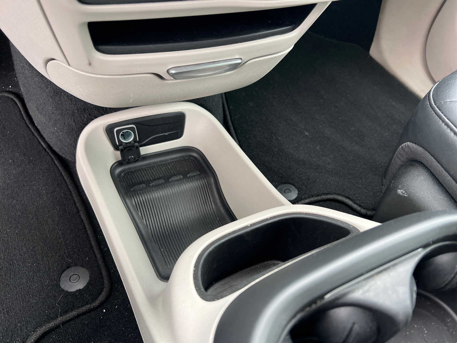 Used 2024 Chrysler Pacifica Touring-L FWD image 30