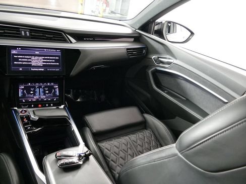 Used 2024 Audi Q8 e-tron Prestige AWD/4WD image 24