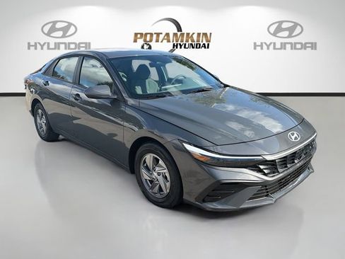 Certified 2026 Hyundai Elantra SE FWD image 3