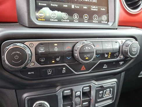 Used 2022 Jeep Wrangler Unlimited Rubicon w/ Cold Weather Group image 18