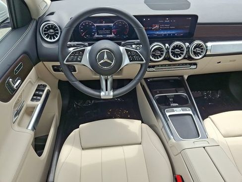 Used 2025 Mercedes-Benz GLB 250 4MATIC image 13
