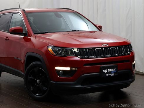 Used 2019 Jeep Compass Latitude FWD image 2