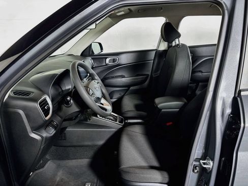 Used 2024 Hyundai Venue SE FWD image 11