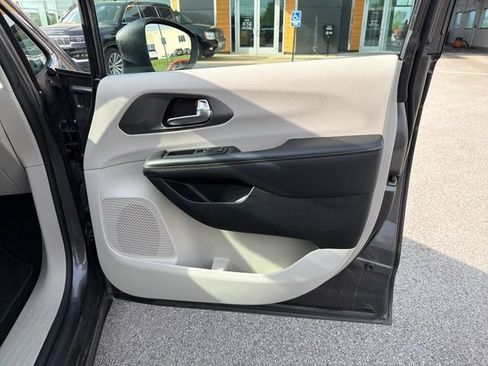 Used 2023 Chrysler Pacifica Touring-L FWD image 36