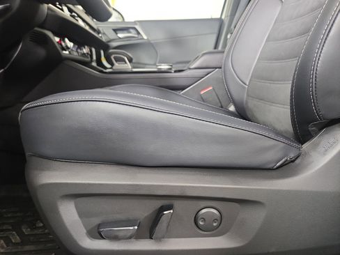 New 2025 Mitsubishi Outlander SE image 31