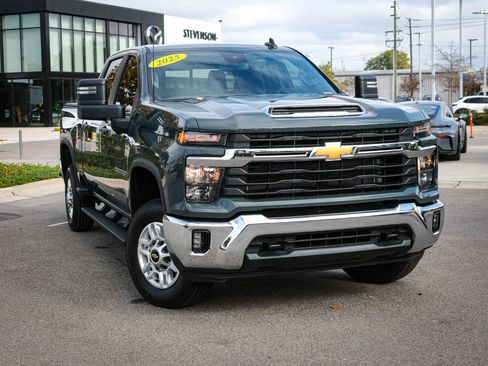 Used 2025 Chevrolet Silverado 2500 LT image 2