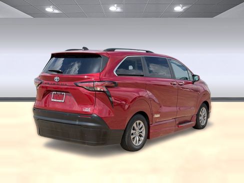 Used 2022 Toyota Sienna XLE w/ XLE Plus Package FWD image 40