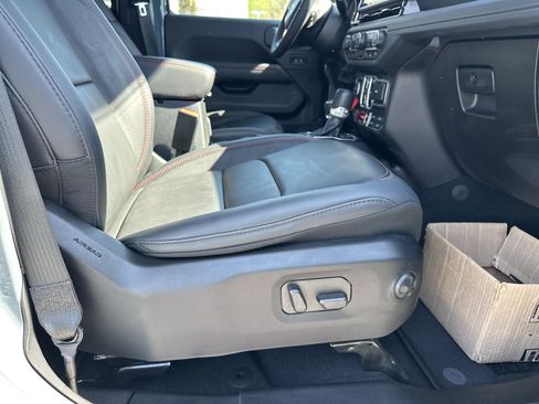 Used 2024 Jeep Wrangler Unlimited Rubicon w/ Technology Group image 17