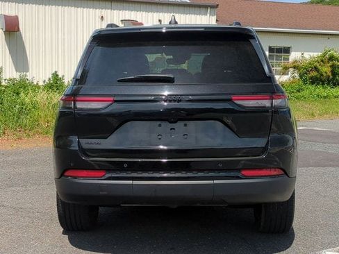 Used 2023 Jeep Grand Cherokee Laredo AWD/4WD image 7
