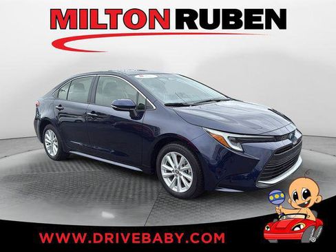 Certified 2025 Toyota Corolla XLE image 1