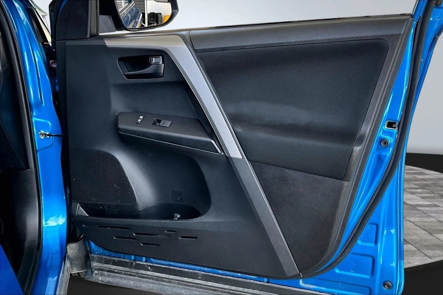 Used 2018 Toyota RAV4 LE w/ All Weather Liner Package FWD image 24