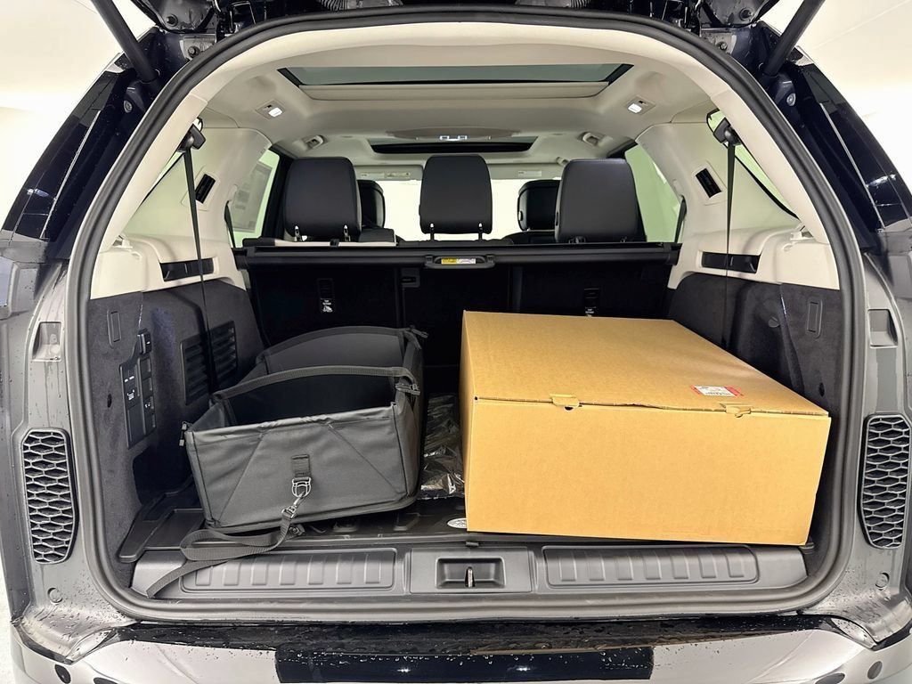 New 2026 Land Rover Discovery Limited Edition AWD/4WD image 28