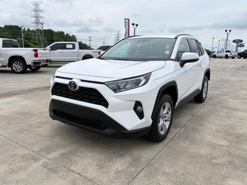 Used 2021 Toyota RAV4 XLE w/ Convenience Package FWD image 2