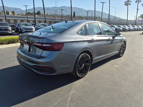 Used 2025 Volkswagen Jetta SE w/ Sunroof Package FWD image 6