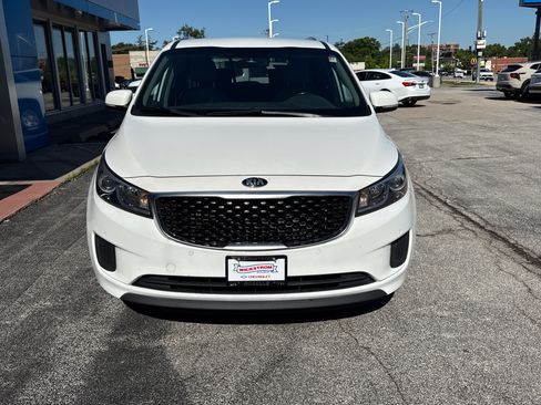 Used 2017 Kia Sedona LX w/ LX Essentials Premium Package FWD image 3