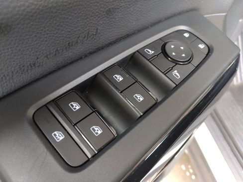 Used 2024 Nissan Pathfinder S FWD image 27
